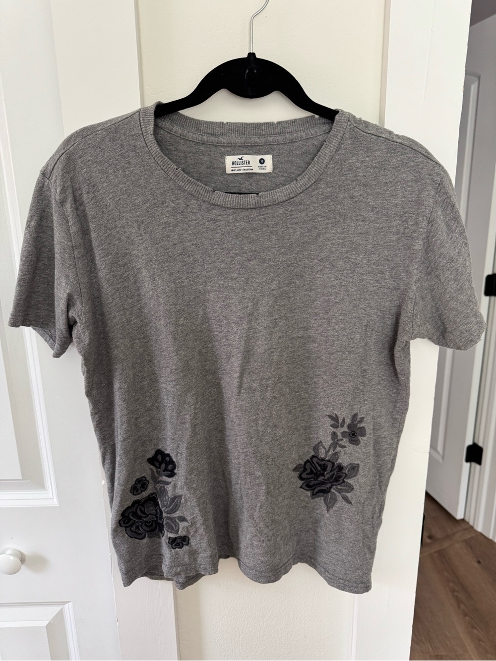Hollister Heather Gray Short Sleeve Tee with Floral Appliqué
